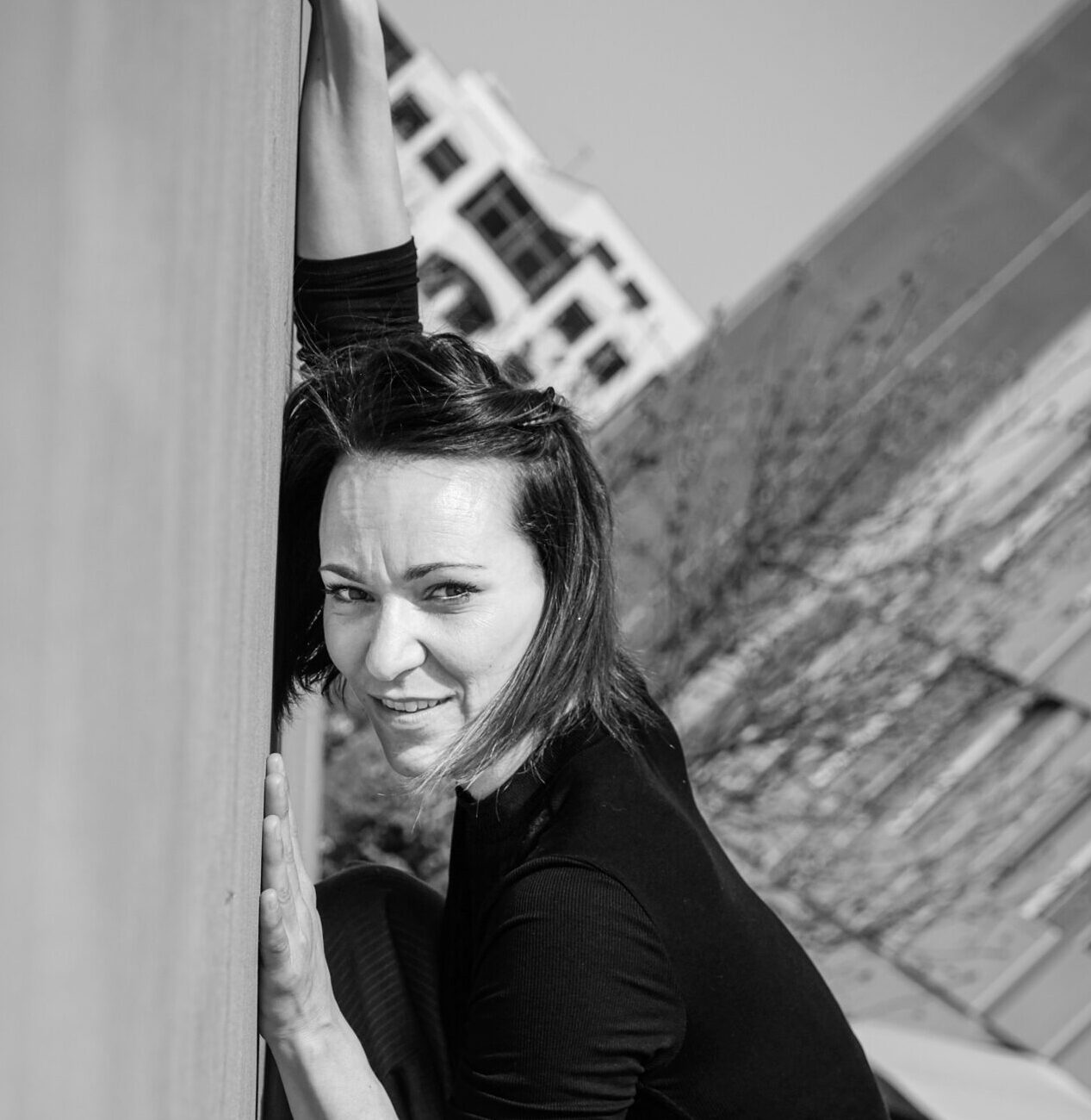 Image noir et blanc d'Emile Odin, la représentante de la Cie Mouvementé Danse.