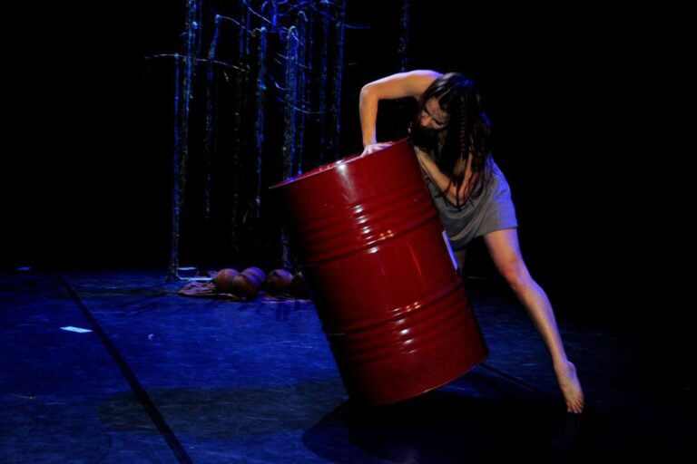 Photo de d'une danseuse entrain de jouer avec un baril, prise lors d'une représentation de la Cie Mouvementé Danse - Barils... et quoi d'autres ? Une création origianel de la Cie Mouvementé Danse.