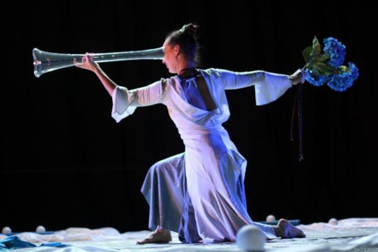 Cliché prit pendant une représentation de Cie Mouvementé Danse - Nerell, la dame de givre. On retrouve une danseuse seule entrain de performer sur scène. Une création origianel de la Cie Mouvementé Danse.