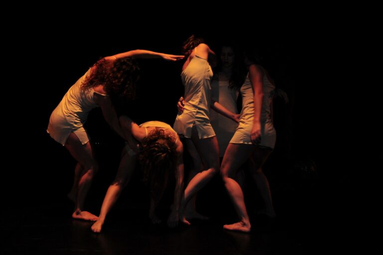 Photo de cinq danseuses entrain de réaliser une figure technique, prise lors d'une représentation de Barils... et quoi d'autres ? Une création origianel de la Cie Mouvementé Danse.