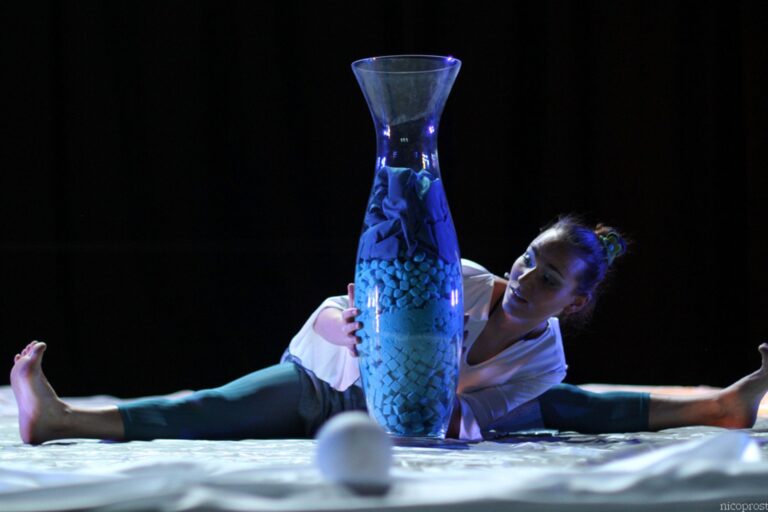 Photo d'une danseuse effectuant le grand écart, prise lors d'une représentation de Nerell, la dame de givre. Une création origianel de la Cie Mouvementé Danse.