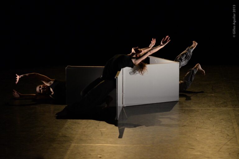 Photo de trois danseuses entrain de réaliser une figure sorte de figure qui fait penser à de la magie, à une illusion, prise lors d'une représentation de White Noise Une création origianel de la Cie Mouvementé Danse.