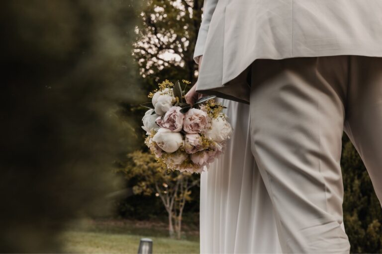 Image du bouquet de la marié pendant une ouverture de bal pendant laquelle la cie mouvementé danse performait une prestation