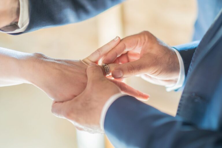 Photo zoomé sur un passage de la bague autour du doigt de la marié pendant une cérémonie d'ouverture de bal de la cie mouvementé danse.
