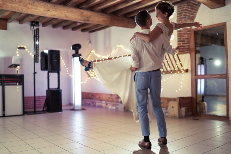 Photographie d'une performance lors d'une ouverture de bal organisée par la Cie mouvementé danse