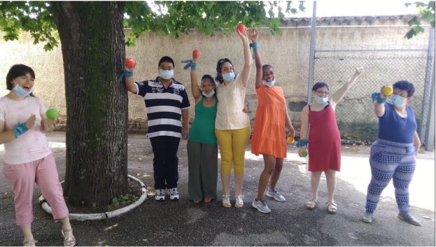 Cliché d'un groupe participant à un atelier de danse et handicap animé par la cie mouvementé danse.