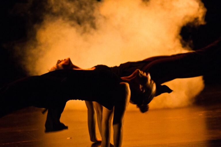 Photo de de deux danseuses entrain de réaliser une figure, prise lors d'une représentation de la Cie Mouvementé White Noise. Une création origianel de la Cie Mouvementé Danse.